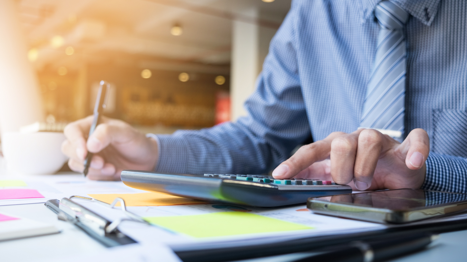 Profissional analisando documentos financeiros em escritório