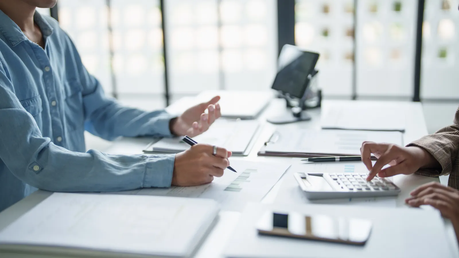 Profissional analisando documentos financeiros em escritório